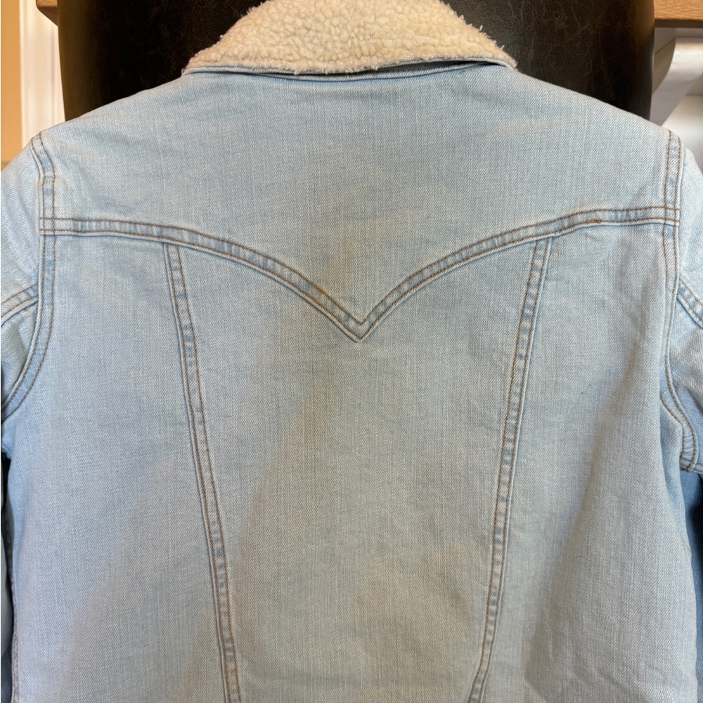 Wrangler Light Blue Denim Jacket with Cream Sherpa Lining - Picture 2 of 6